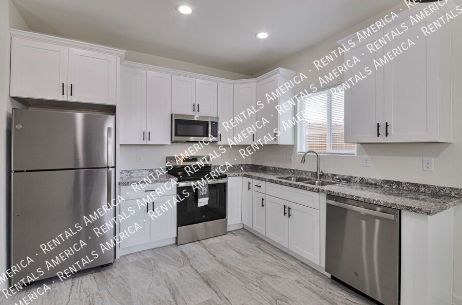 **MOVE IN SPECIAL $500 Off  ** 3/2 with Yard! property image