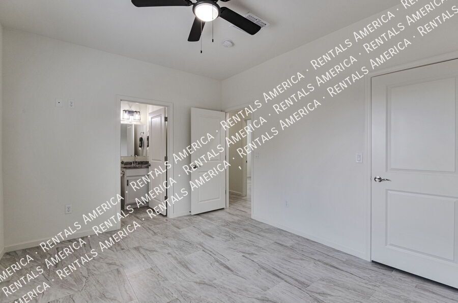 **MOVE IN SPECIAL $500 Off  ** 3/2 with Yard! property image