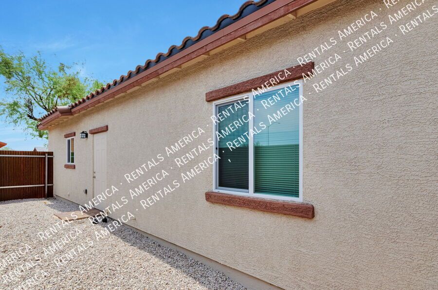 **MOVE IN SPECIAL $500 Off  ** 3/2 with Yard! property image