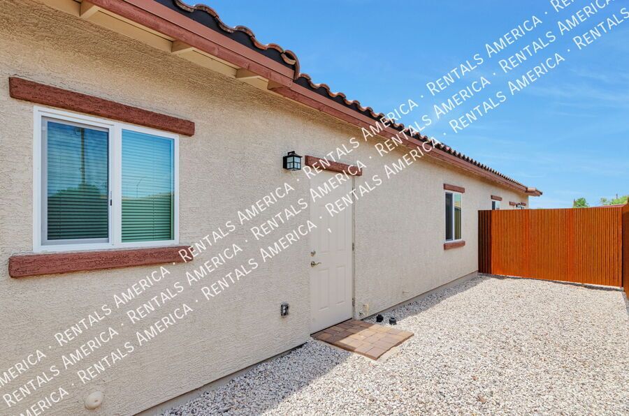 **MOVE IN SPECIAL $500 Off  ** 3/2 with Yard! property image