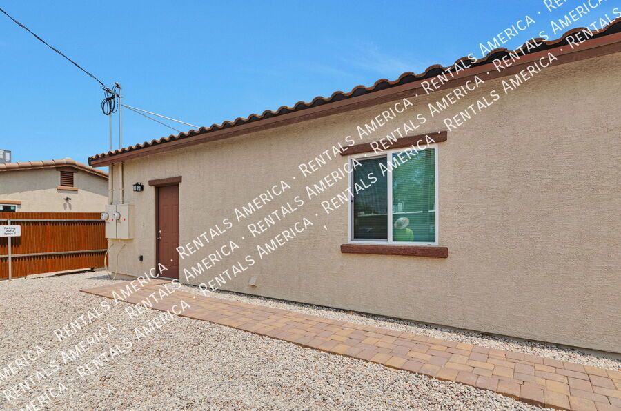 **MOVE IN SPECIAL $500 Off ** 2/1 with Yard! property image