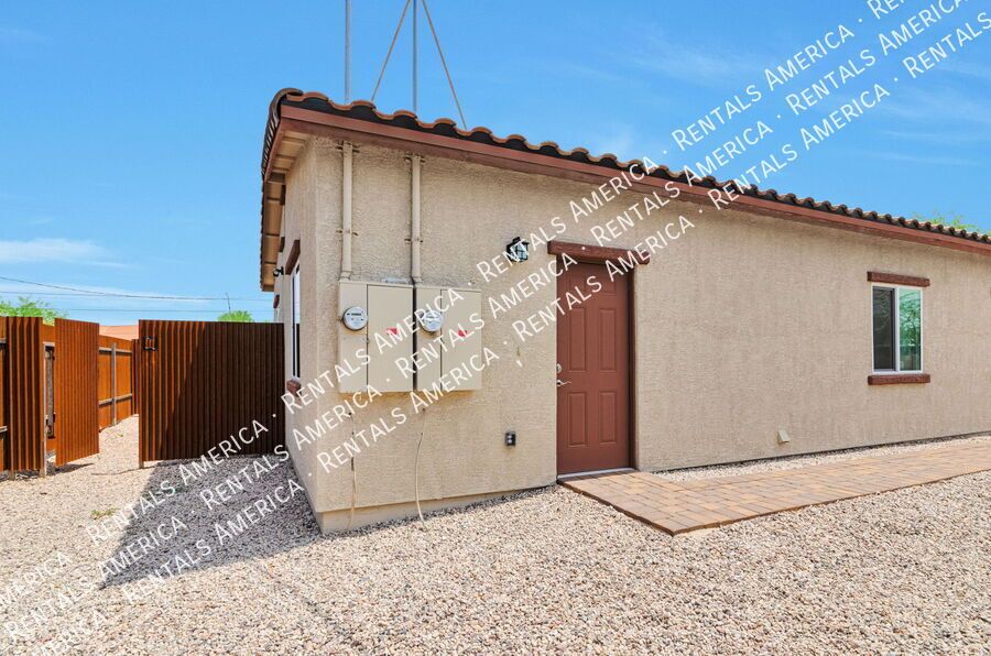 **MOVE IN SPECIAL $500 Off ** 2/1 with Yard! property image