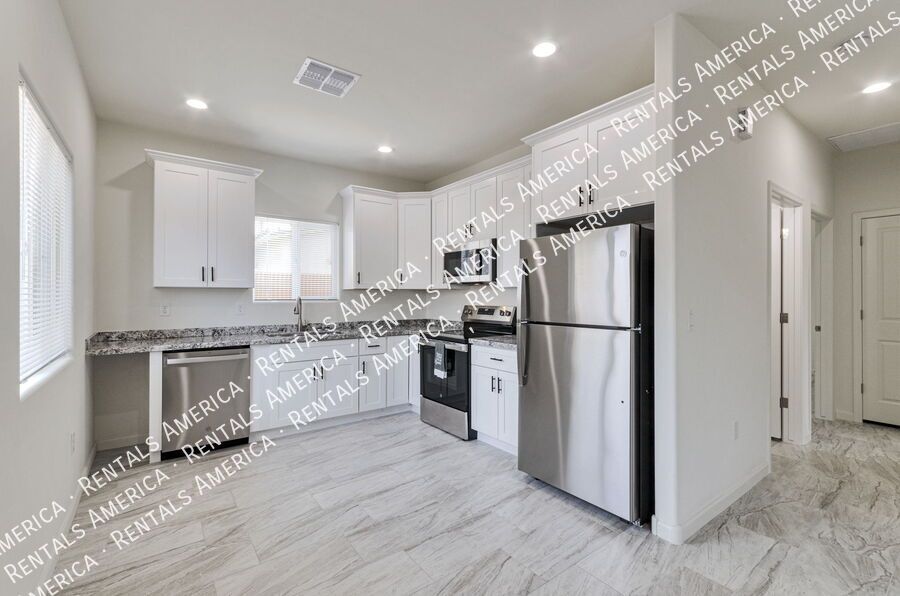 **MOVE IN SPECIAL $500 Off ** 2/1 with Yard! property image