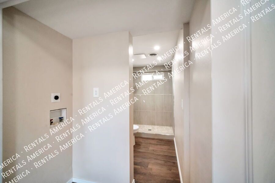 MOVE IN SPECIAL - 3 Bed/2 Bath with SOLAR and  huge backyard!! property image