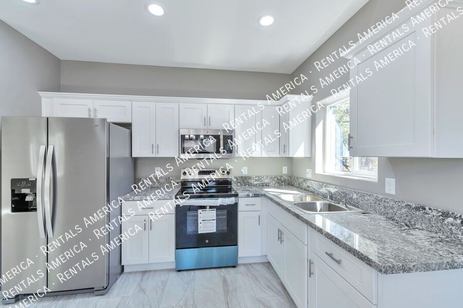 SPECIAL: $300 OFF 1ST MONTHS RENT!!! property image