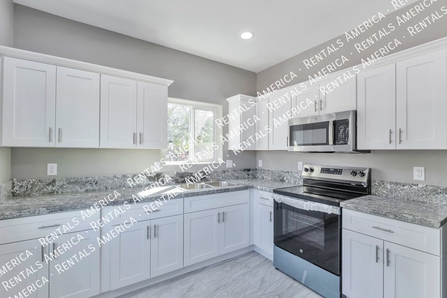 SPECIAL: $300 OFF 1ST MONTHS RENT!!! property image