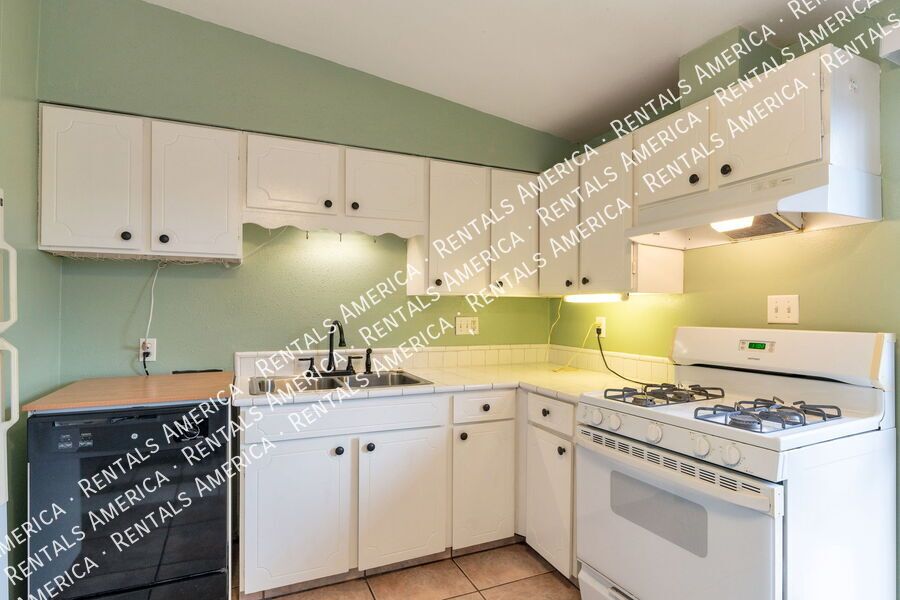 Charming 2 Bedroom, 1 Bath Townhome - move in Special property image
