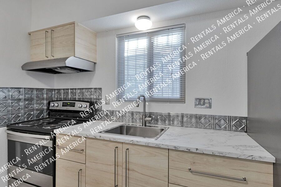 Charming 2 Bedroom / 1 Bath Updated Home Near U of A property image