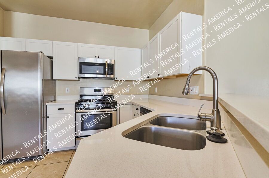 Charming Updated 3 bed/2bath Home in Continental Reserve property image