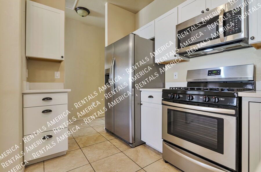 Charming Updated 3 bed/2bath Home in Continental Reserve property image