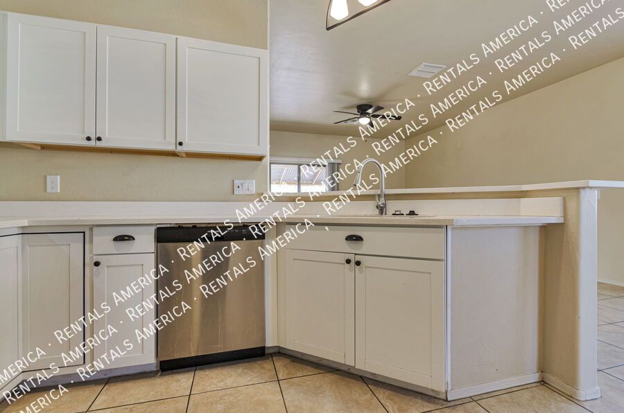 Charming Updated 3 bed/2bath Home in Continental Reserve property image