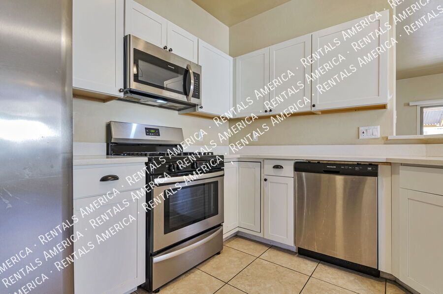 Charming Updated 3 bed/2bath Home in Continental Reserve property image