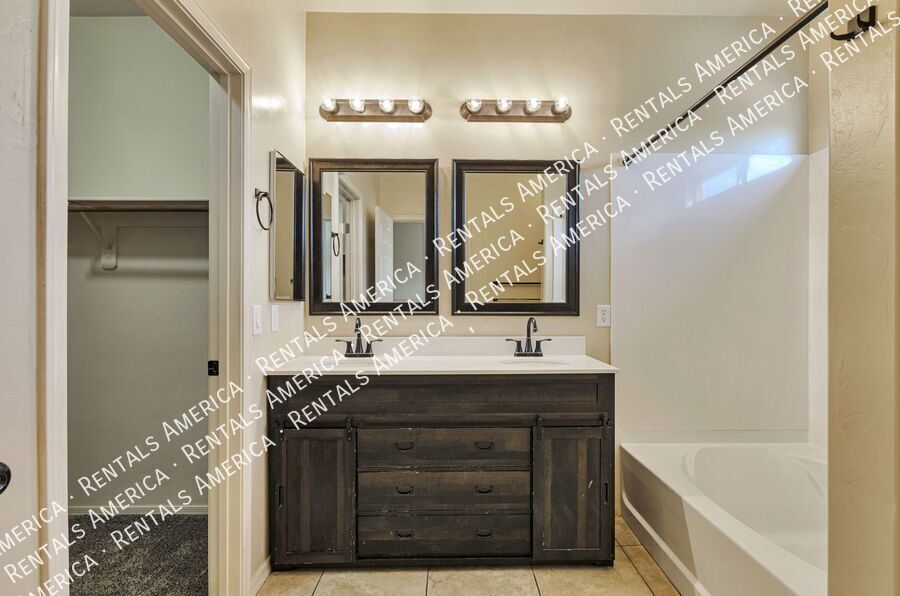 Charming Updated 3 bed/2bath Home in Continental Reserve property image