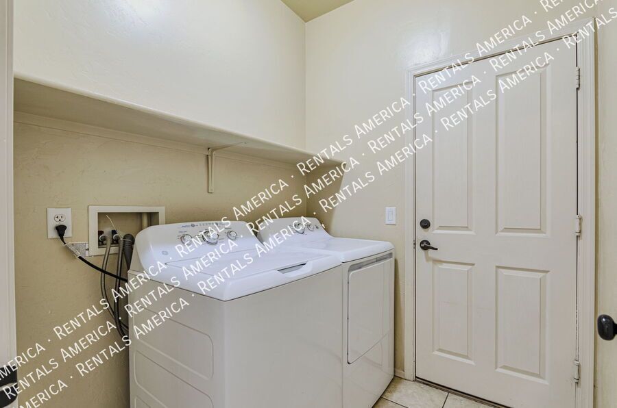 Charming Updated 3 bed/2bath Home in Continental Reserve property image