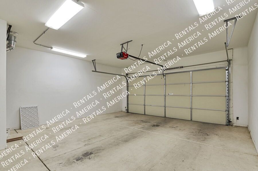 Charming Updated 3 bed/2bath Home in Continental Reserve property image