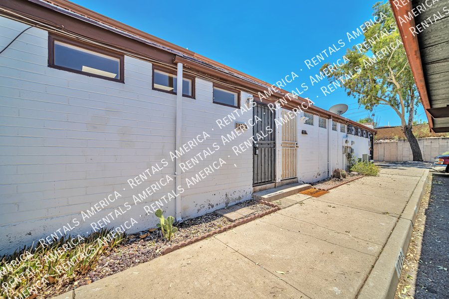 Spacious 3 bedroom townhome in East Tucson property image