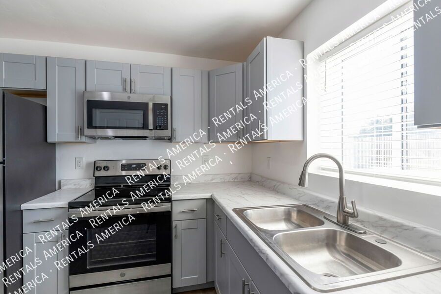 1/2 Month Rent Free M/I for this Beautiful Renovated 3bdrm 2 bath! property image