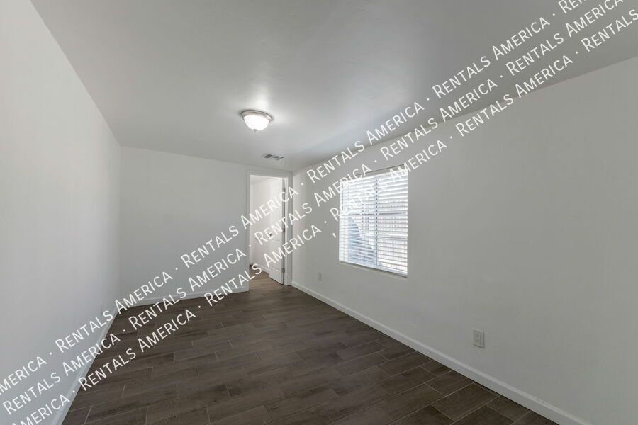 1/2 Month Rent Free M/I for this Beautiful Renovated 3bdrm 2 bath! property image