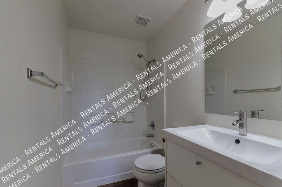 Charming 3/2 with large yard! property image