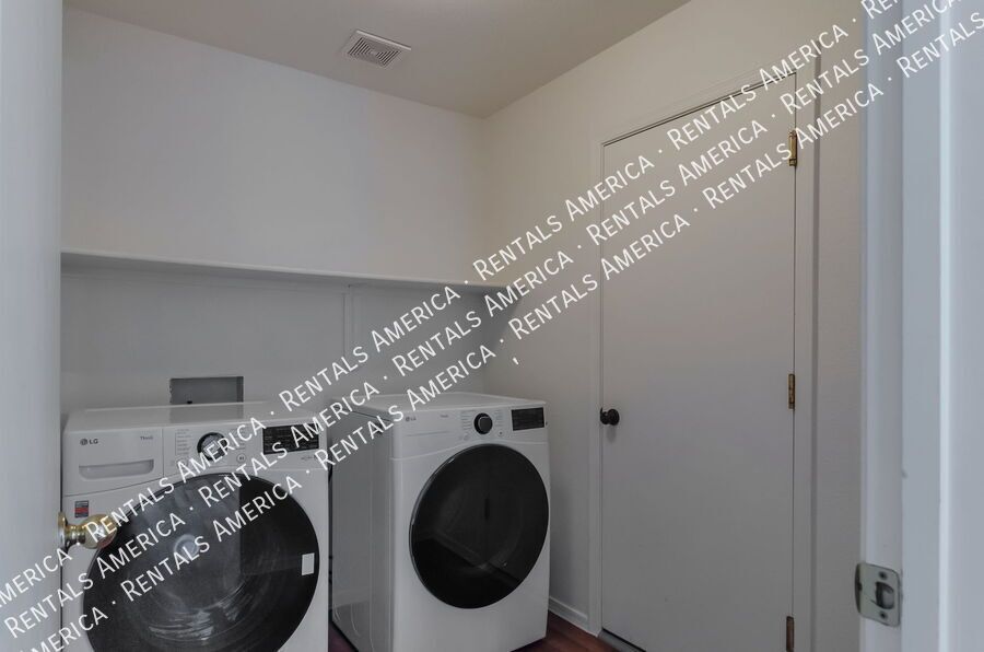 Charming 3/2 with large yard! property image