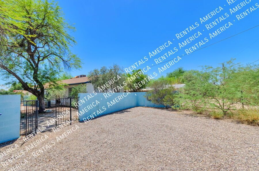 Near U of A, Riverwalk, shopping property image