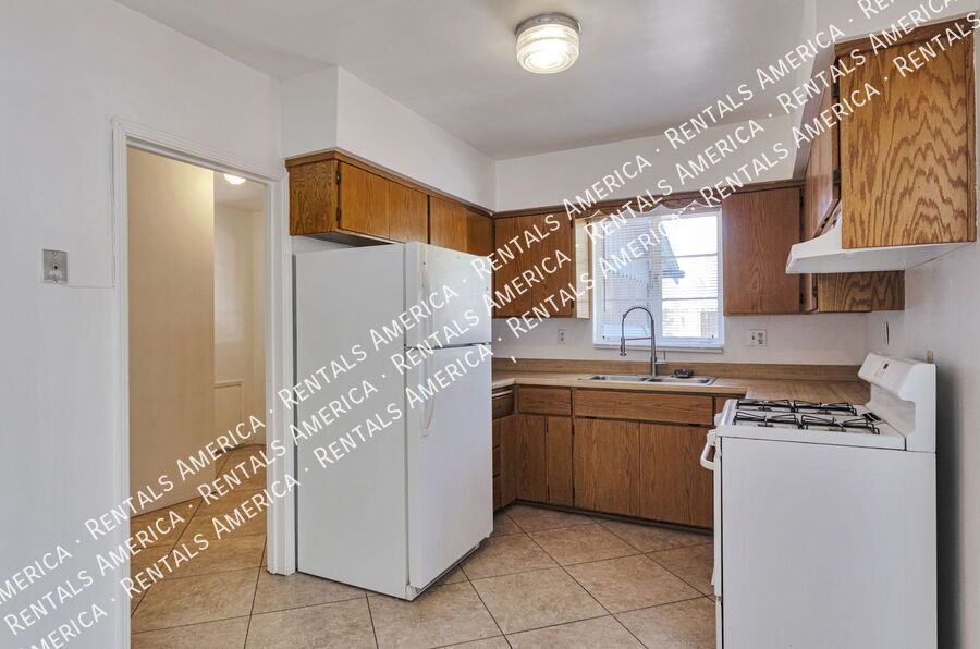 Near U of A, Riverwalk, shopping property image