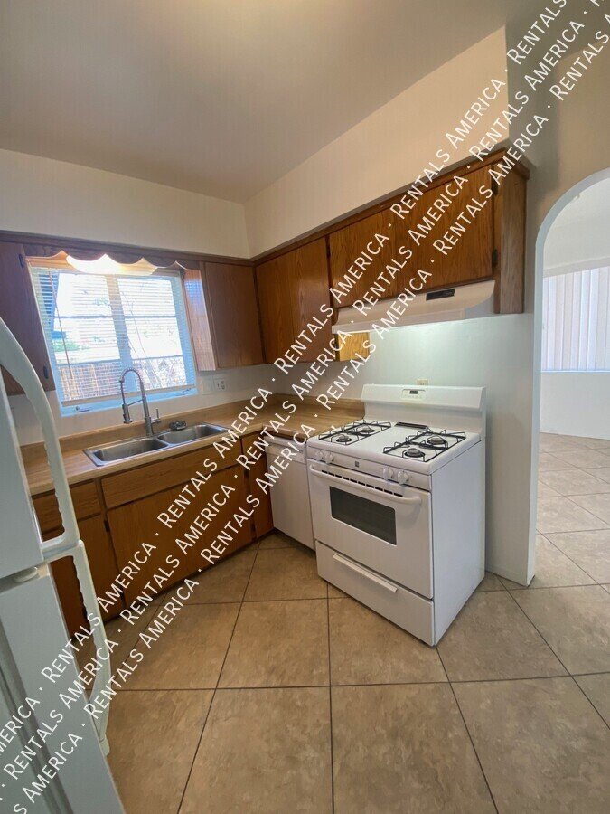 Near U of A, Riverwalk, shopping property image