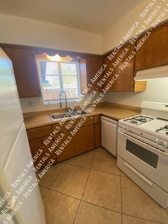 Near U of A, Riverwalk, shopping property image