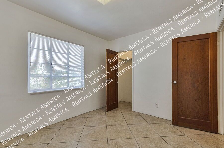 Near U of A, Riverwalk, shopping property image