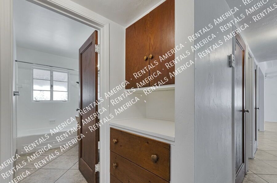 Near U of A, Riverwalk, shopping property image