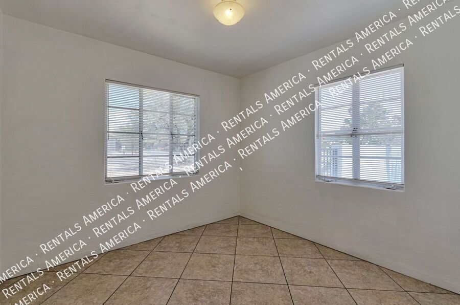 Near U of A, Riverwalk, shopping property image