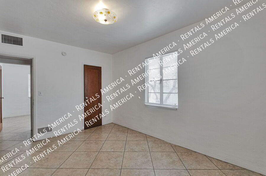 Near U of A, Riverwalk, shopping property image