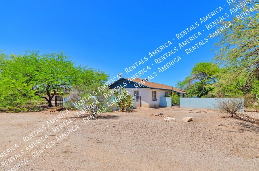 Near U of A, Riverwalk, shopping property image