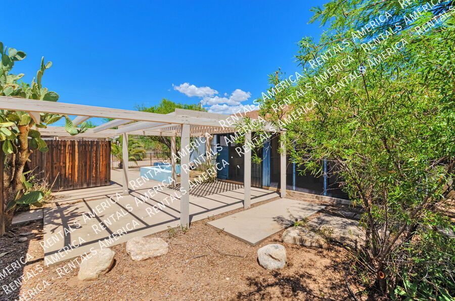 Near U of A, Riverwalk, shopping property image