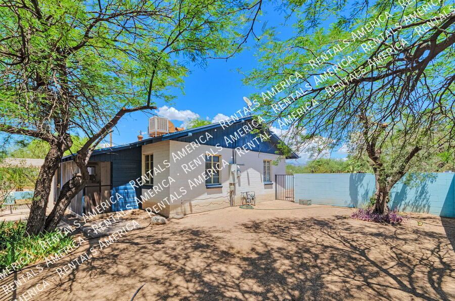 Near U of A, Riverwalk, shopping property image