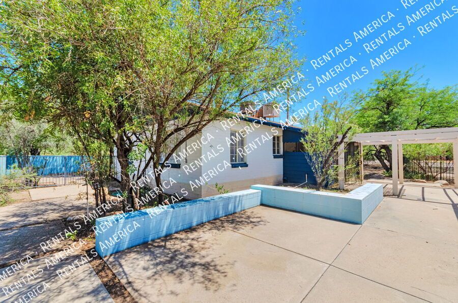 Near U of A, Riverwalk, shopping property image