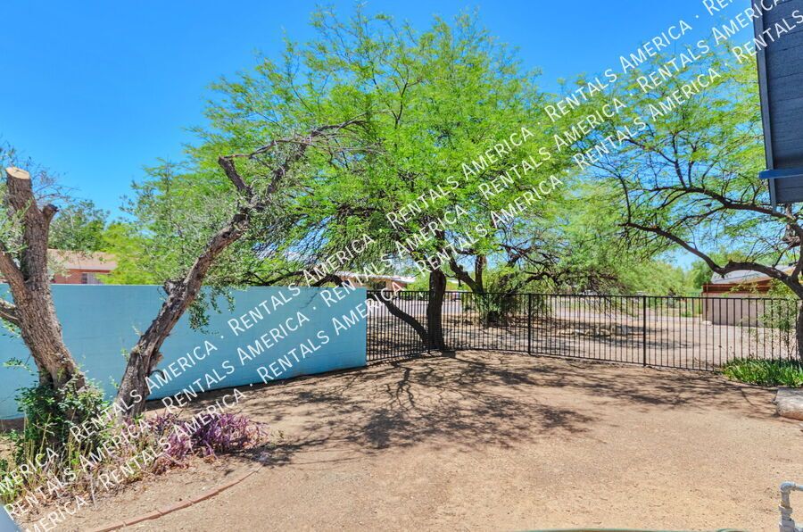 Near U of A, Riverwalk, shopping property image