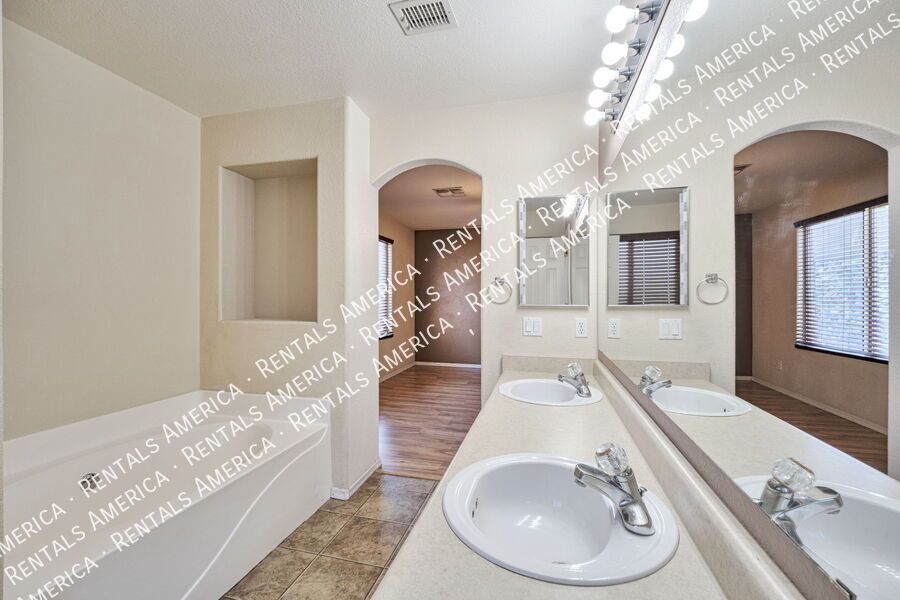 Beautiful 4-Bedroom, 2-Bath Home in Rita Ranch property image