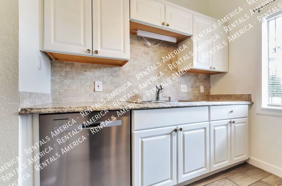 Charming 2 bedroom - 2 bathroom Condo! property image