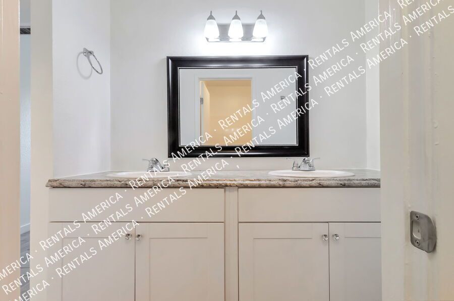 Charming 2 bedroom - 2 bathroom Condo! property image