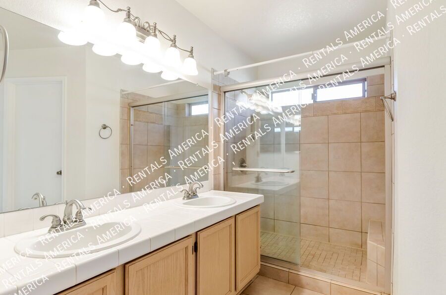 Great location on NW side property image