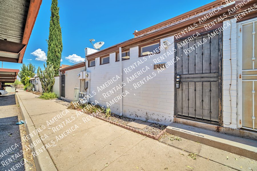 Move in special! Spacious 3 bedroom townhome in East Tucson property image