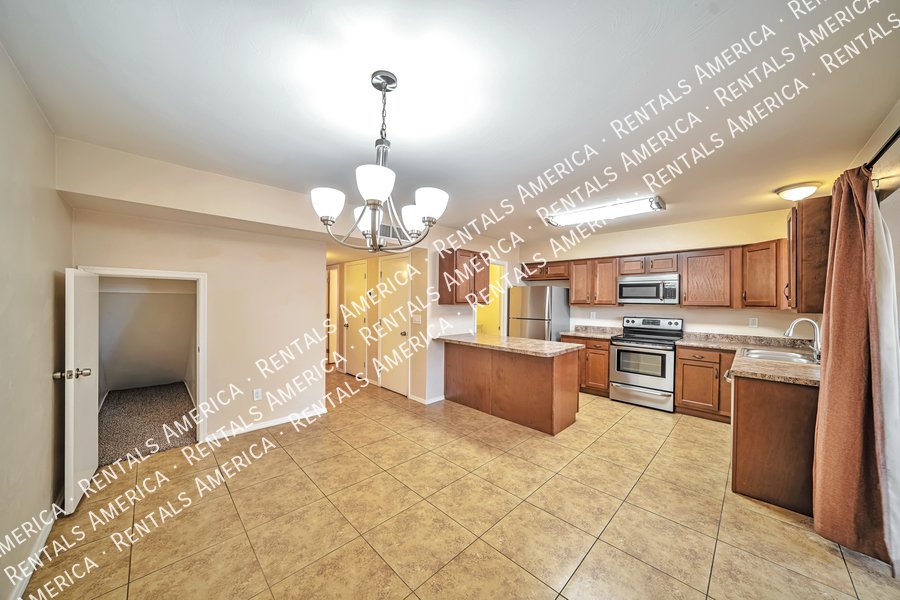 Move in special! Spacious 3 bedroom townhome in East Tucson property image