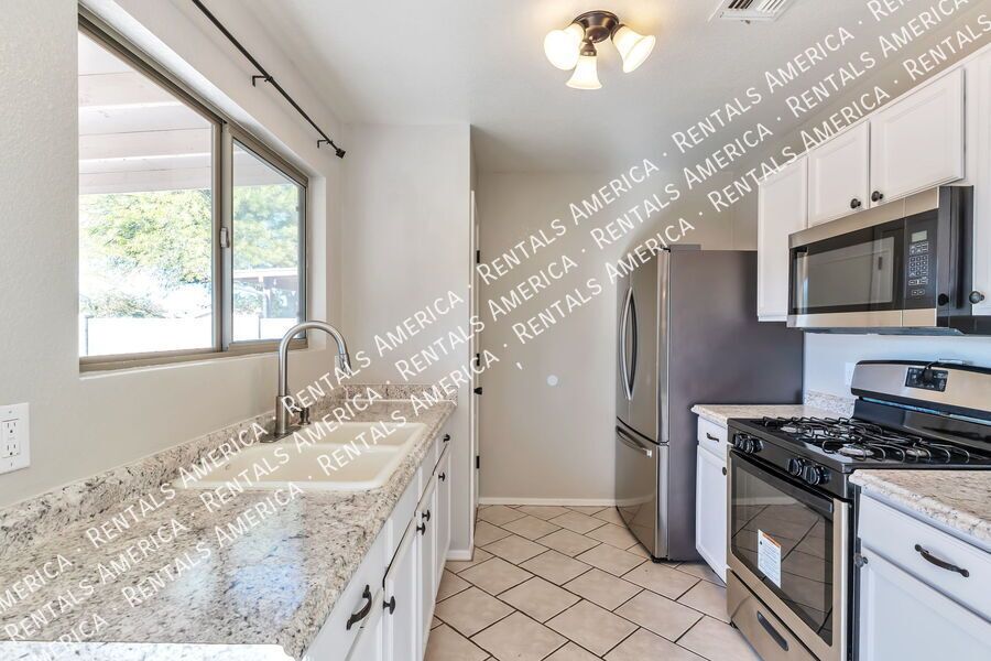 Charming 3 bedroom - 2 bathroom home! property image