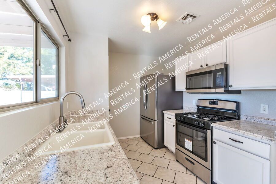 Charming 3 bedroom - 2 bathroom home! property image