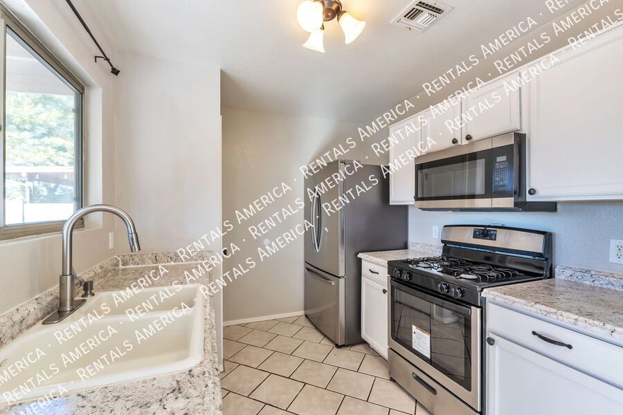 Charming 3 bedroom - 2 bathroom home! property image