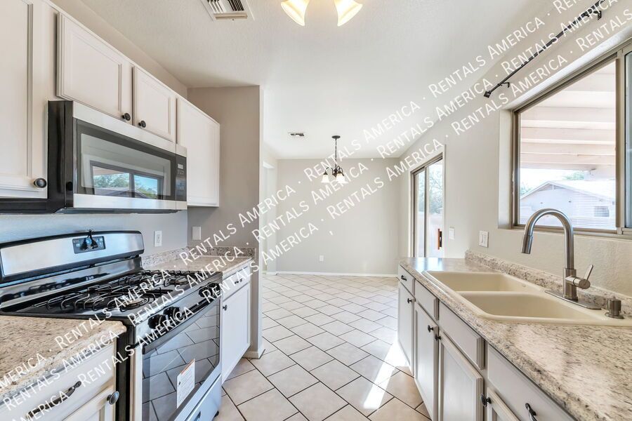 Charming 3 bedroom - 2 bathroom home! property image