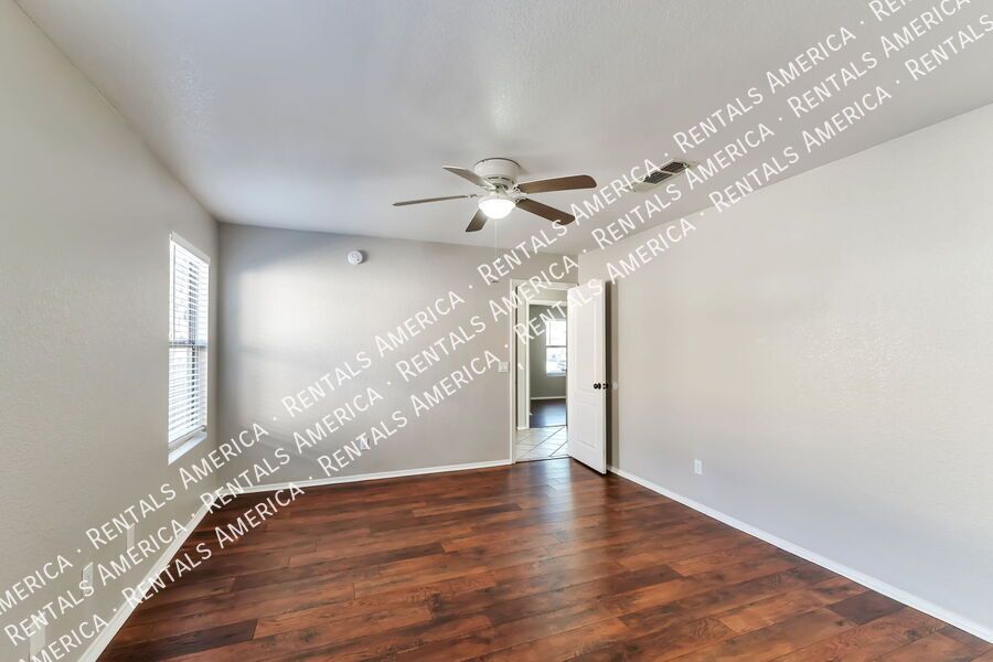 Charming 3 bedroom - 2 bathroom home! property image