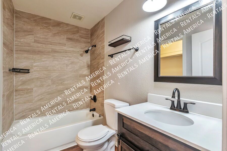 Charming 3 bedroom - 2 bathroom home! property image