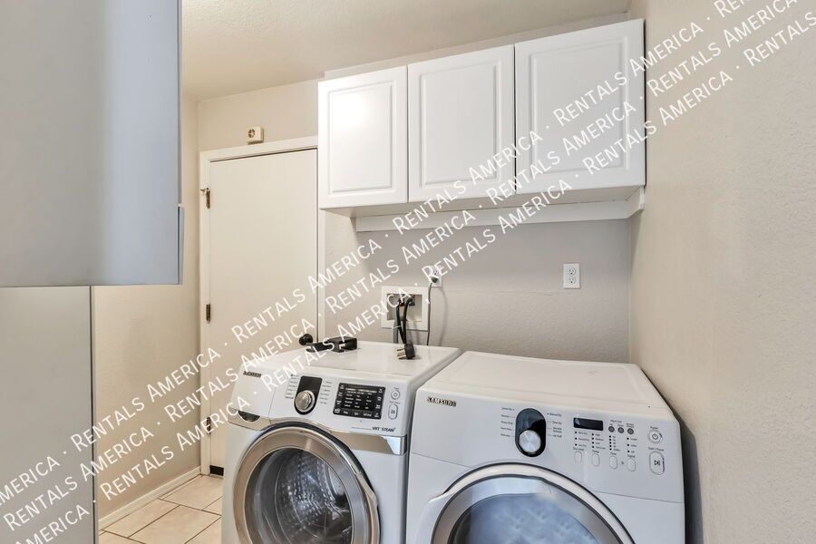 Charming 3 bedroom - 2 bathroom home! property image